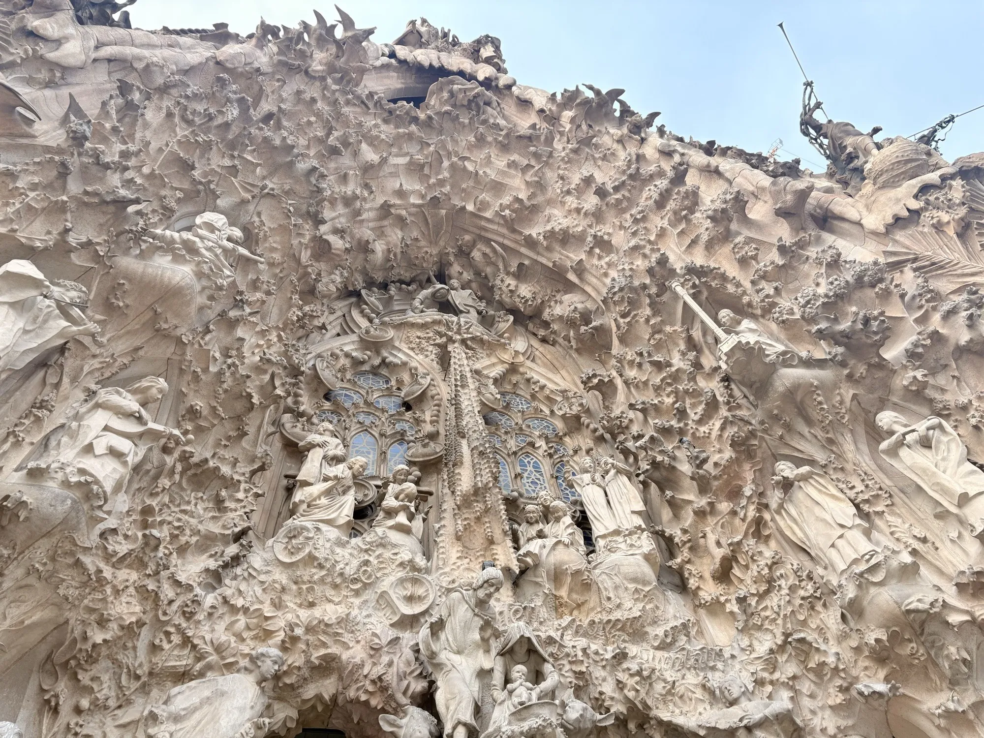 圣家堂诞生立面精细繁复的石雕圣经浮雕特写