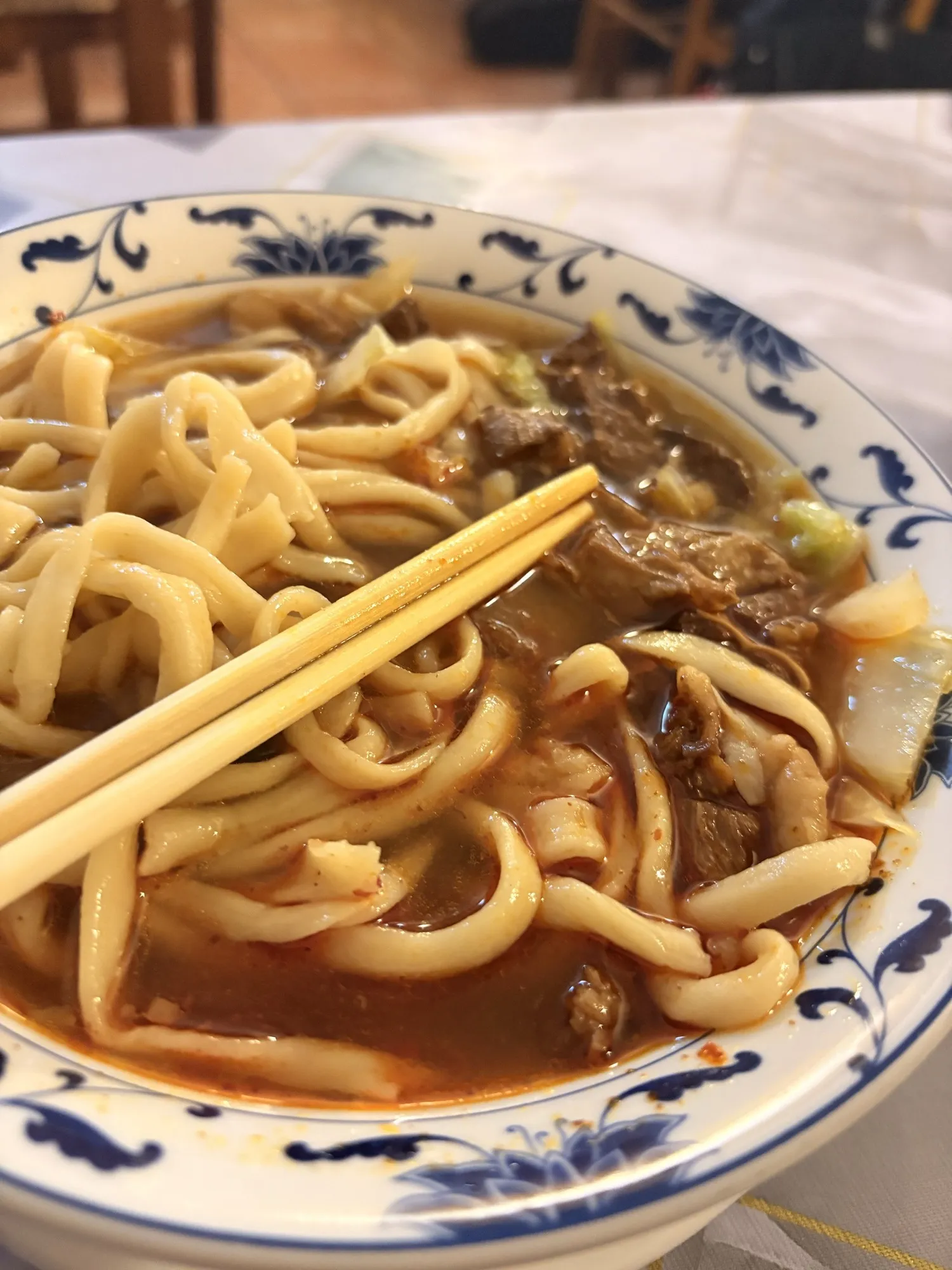 巷弄面馆中热气腾腾、抚慰旅途疲惫的牛肉拉面实拍